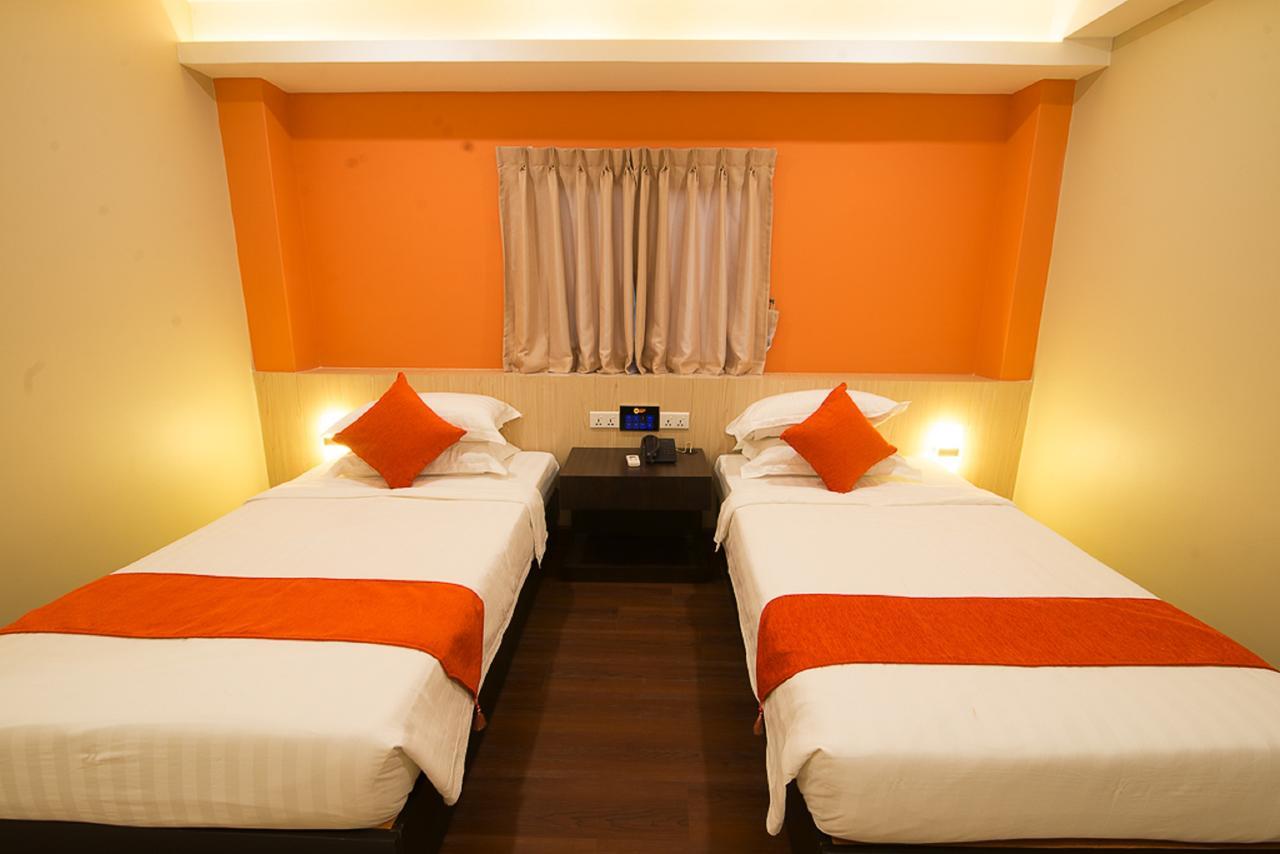 Eastern Hotel Yangon Bagian luar foto