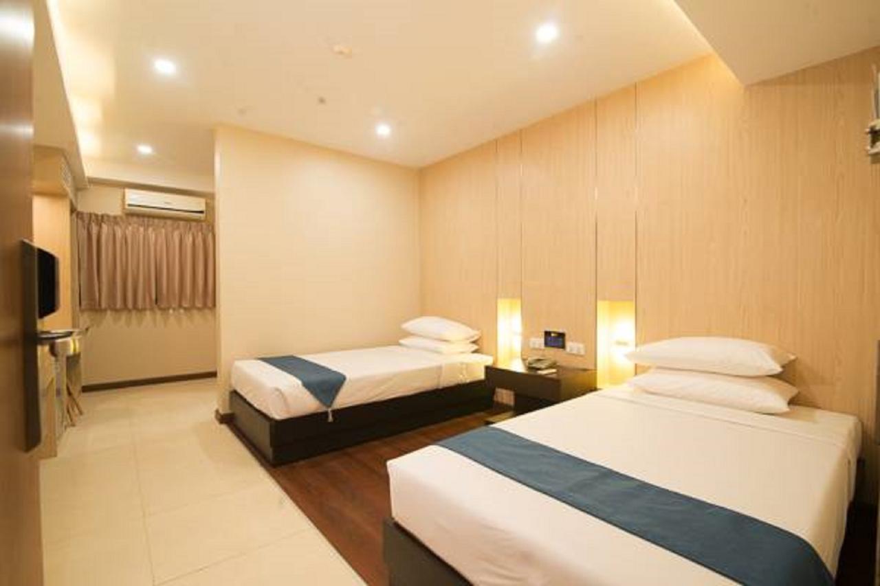 Eastern Hotel Yangon Bagian luar foto