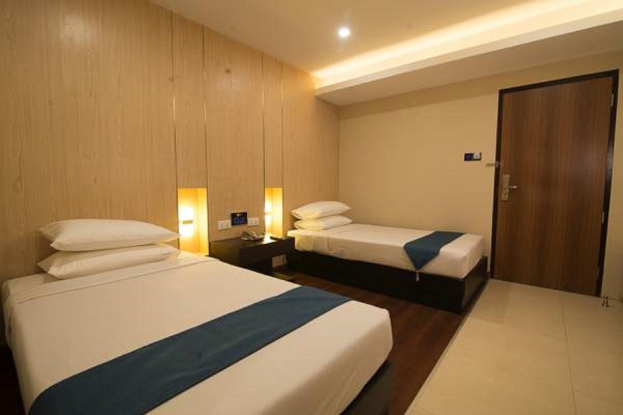Eastern Hotel Yangon Bagian luar foto